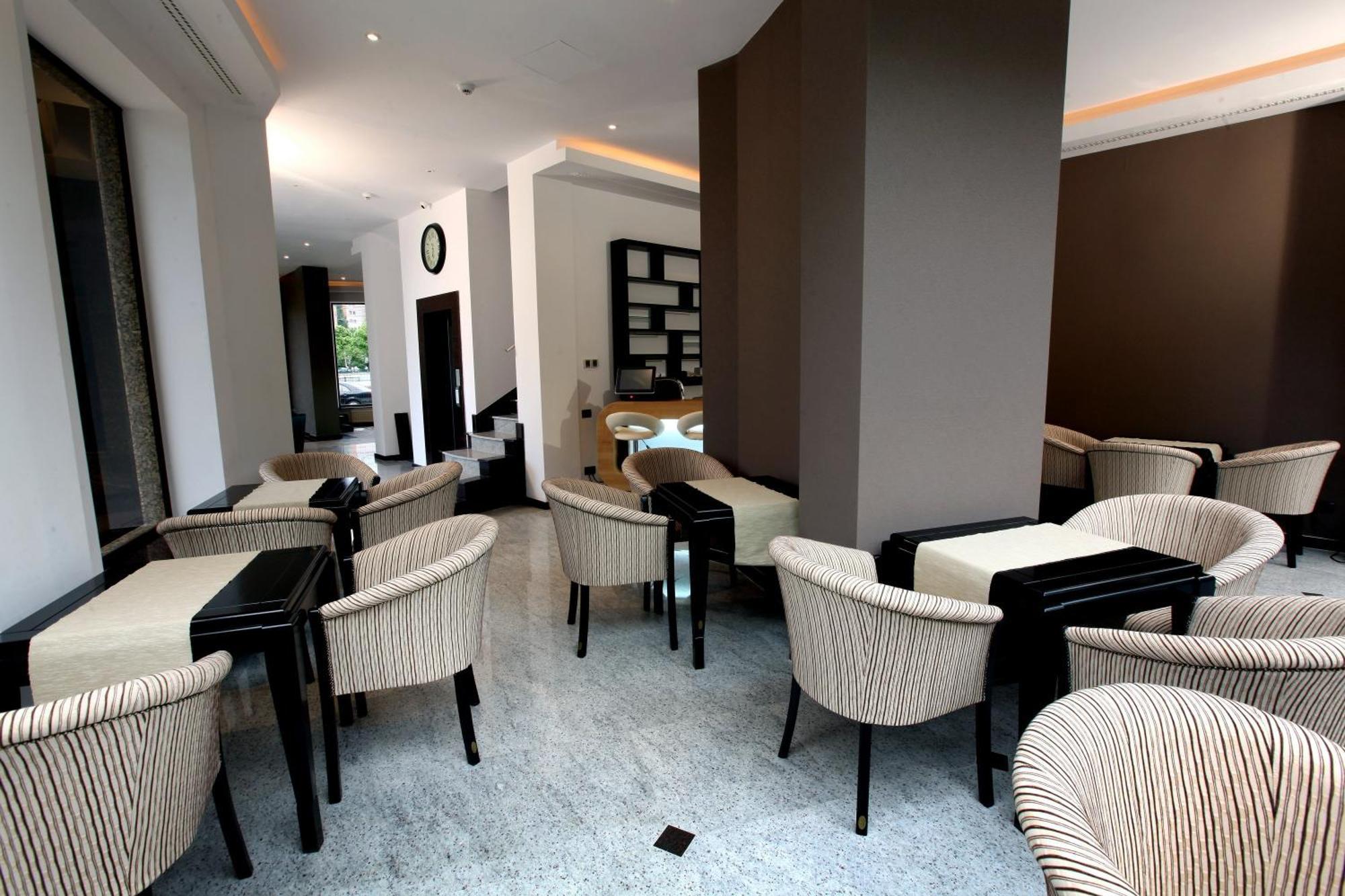โรงแรมแอมเบียนซ์ บูคาเรสต์ ภายนอก รูปภาพ